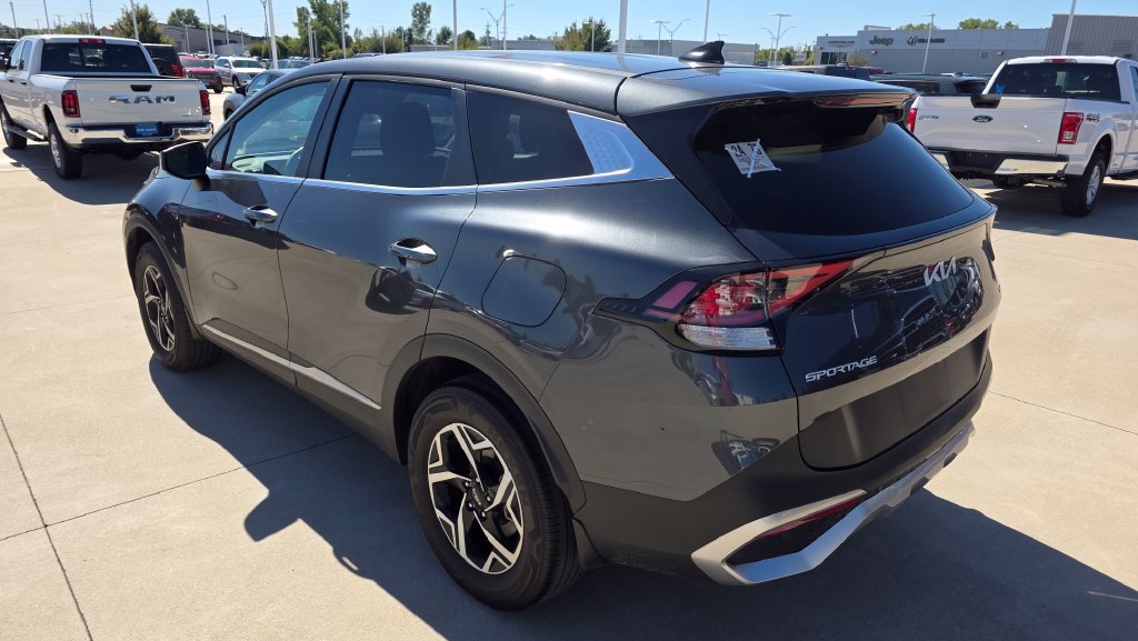 Used 2023 Kia Sportage LX AWD/4WD image 3