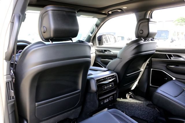 New 2026 Jeep Grand Wagoneer 4WD image 17