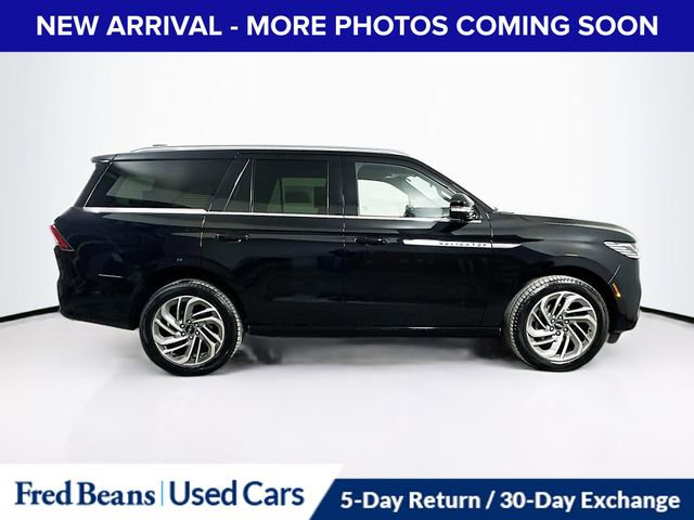 Used 2025 Lincoln Navigator Reserve image 9