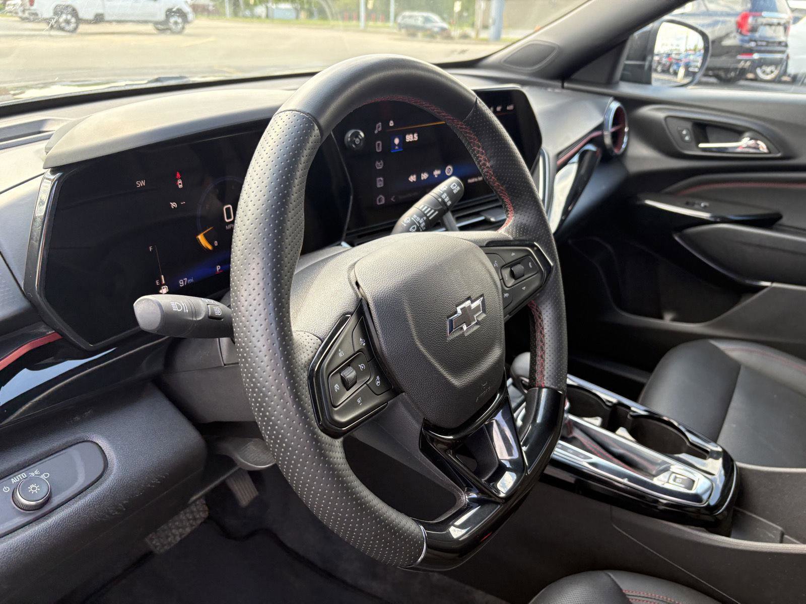 Used 2025 Chevrolet Trax RS FWD image 7