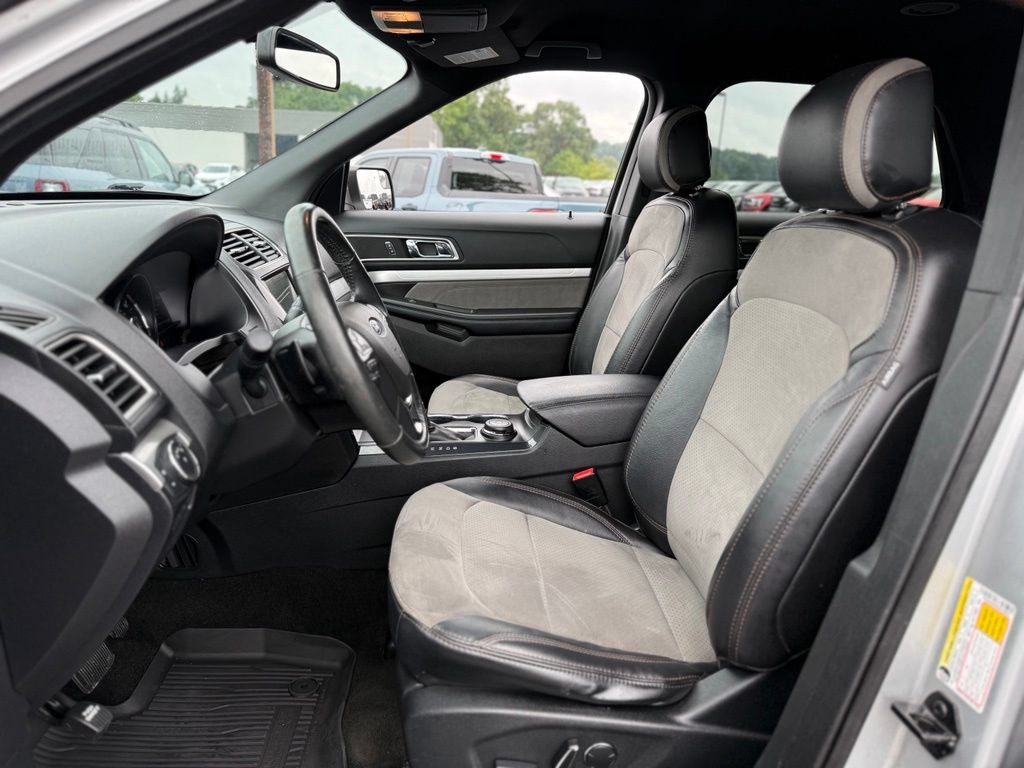 Used 2017 Ford Explorer XLT w/ Equipment Group 202A AWD/4WD image 10