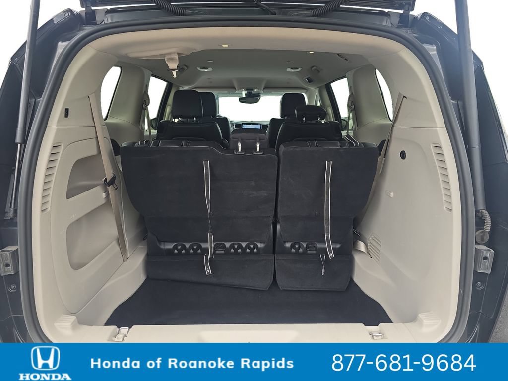 Used 2023 Chrysler Pacifica Touring-L FWD image 19