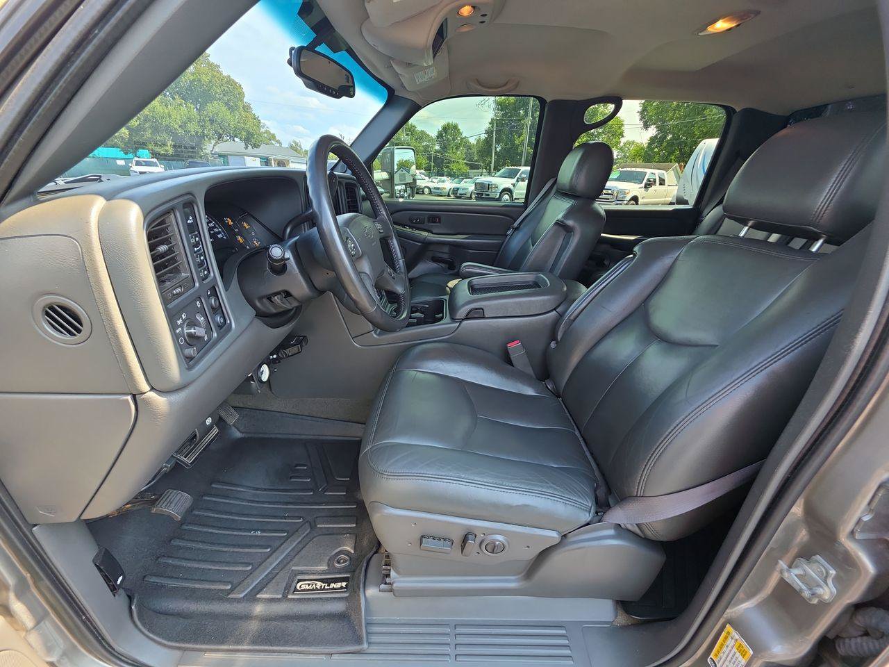 Used 2006 Chevrolet Silverado 2500 LT w/ Heavy-Duty Power Package AWD/4WD image 3