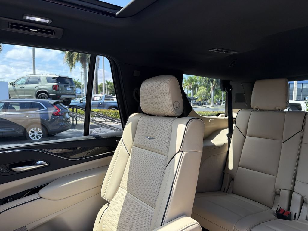 Used 2024 Cadillac Escalade Premium Luxury AWD/4WD image 13