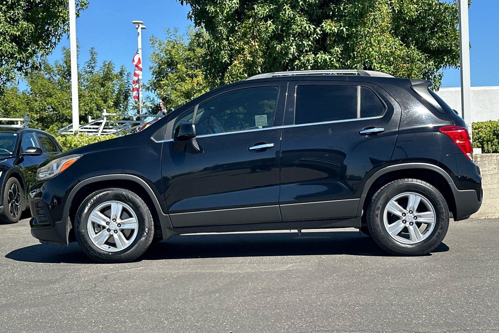 Used 2017 Chevrolet Trax LT w/ LT Convenience Package FWD image 7