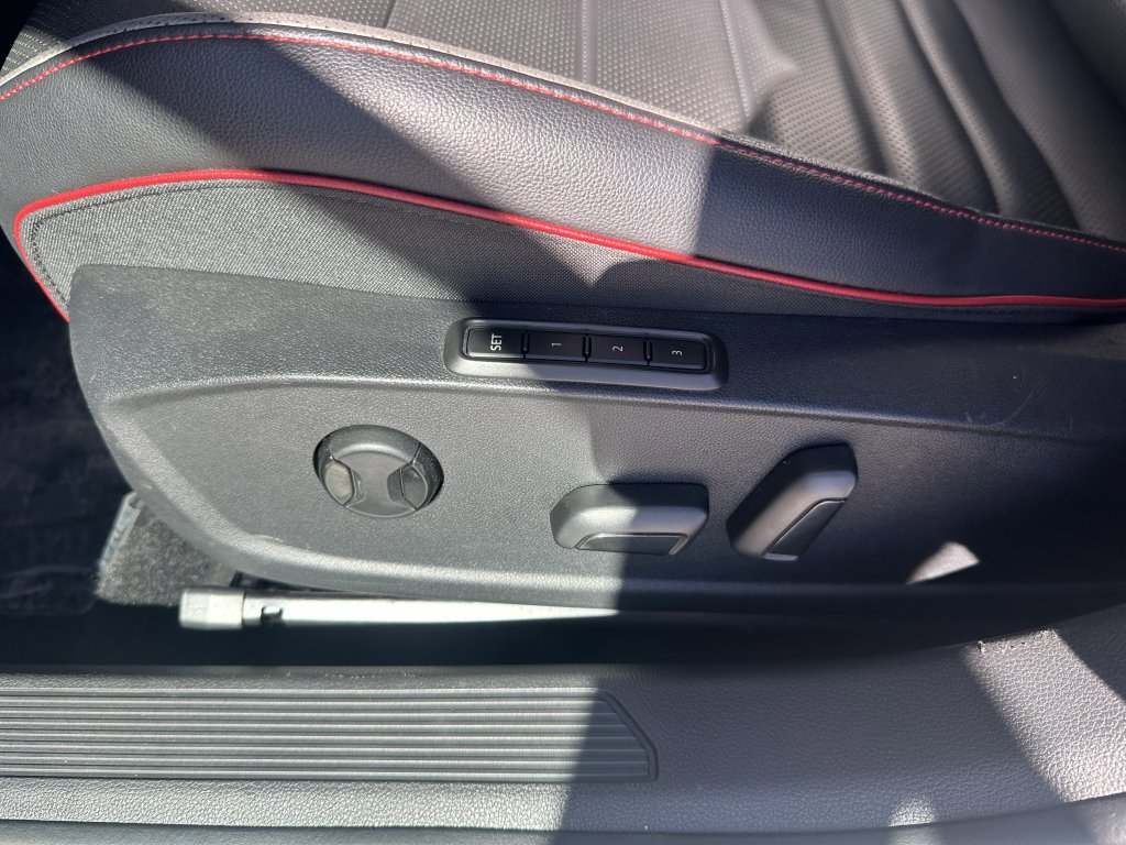 Used 2022 Volkswagen GTI SE w/ SE Leather Package image 32