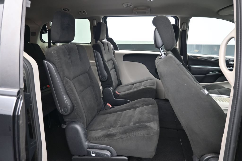 Used 2016 Dodge Grand Caravan SXT FWD image 32