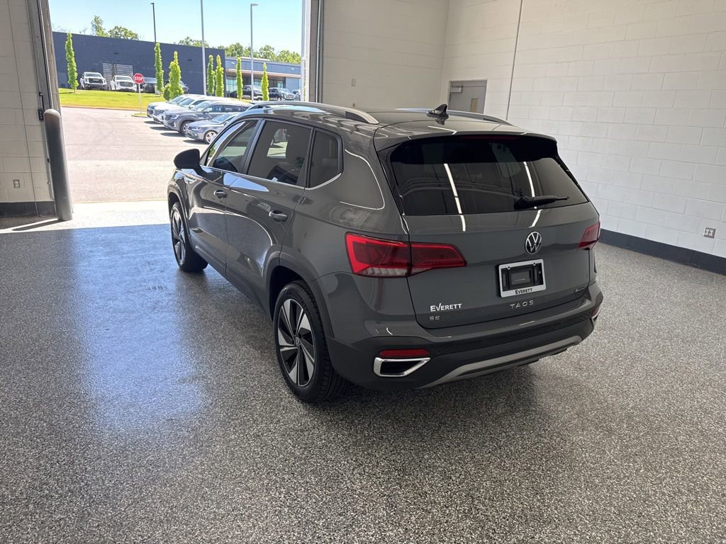 Used 2024 Volkswagen Taos SE w/ Panoramic Sunroof Package AWD/4WD image 3