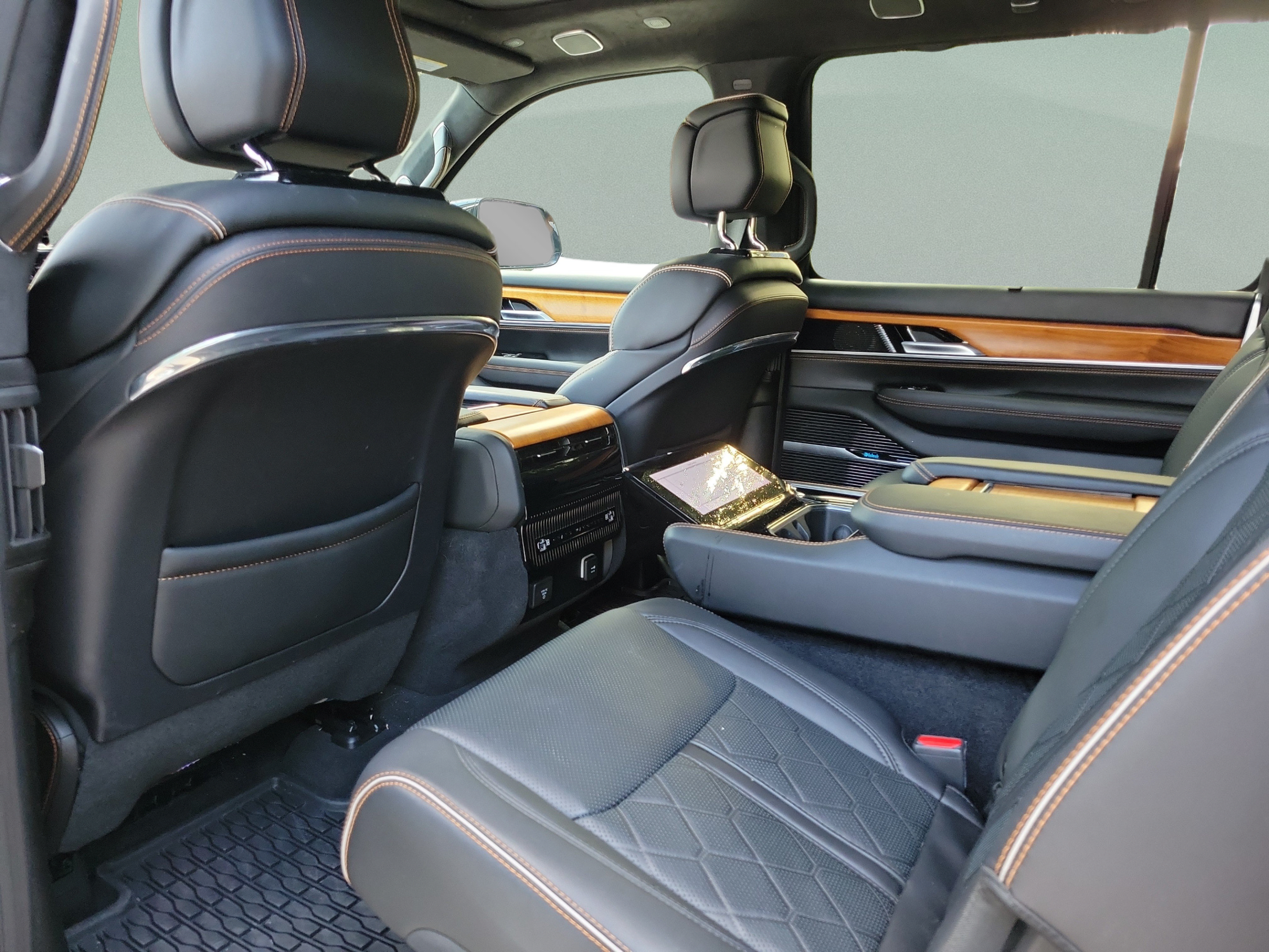 Certified 2024 Jeep Grand Wagoneer Series III AWD/4WD image 5