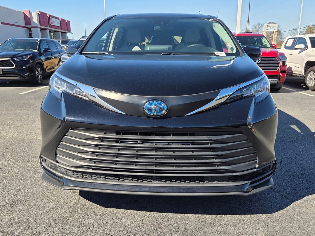 Certified 2023 Toyota Sienna LE AWD/4WD image 2