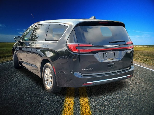 Used 2024 Chrysler Pacifica Touring-L FWD image 2