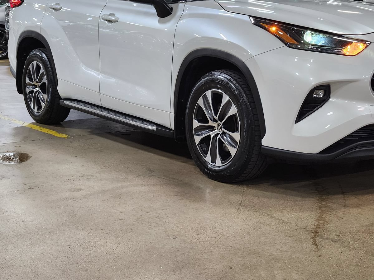 Used 2022 Toyota Highlander XLE AWD/4WD image 16