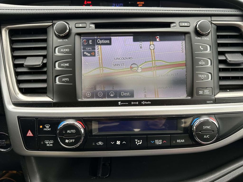 Used 2018 Toyota Highlander SE AWD/4WD image 25