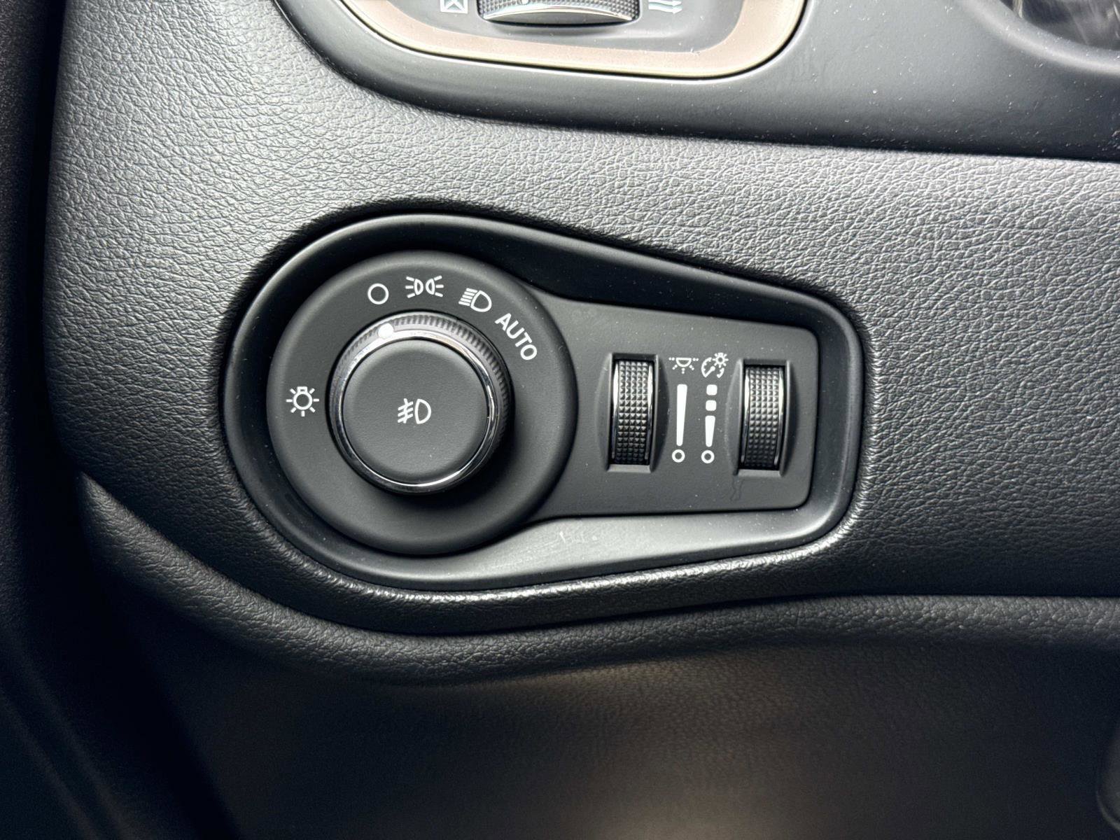 Used 2017 Jeep Renegade Limited image 13