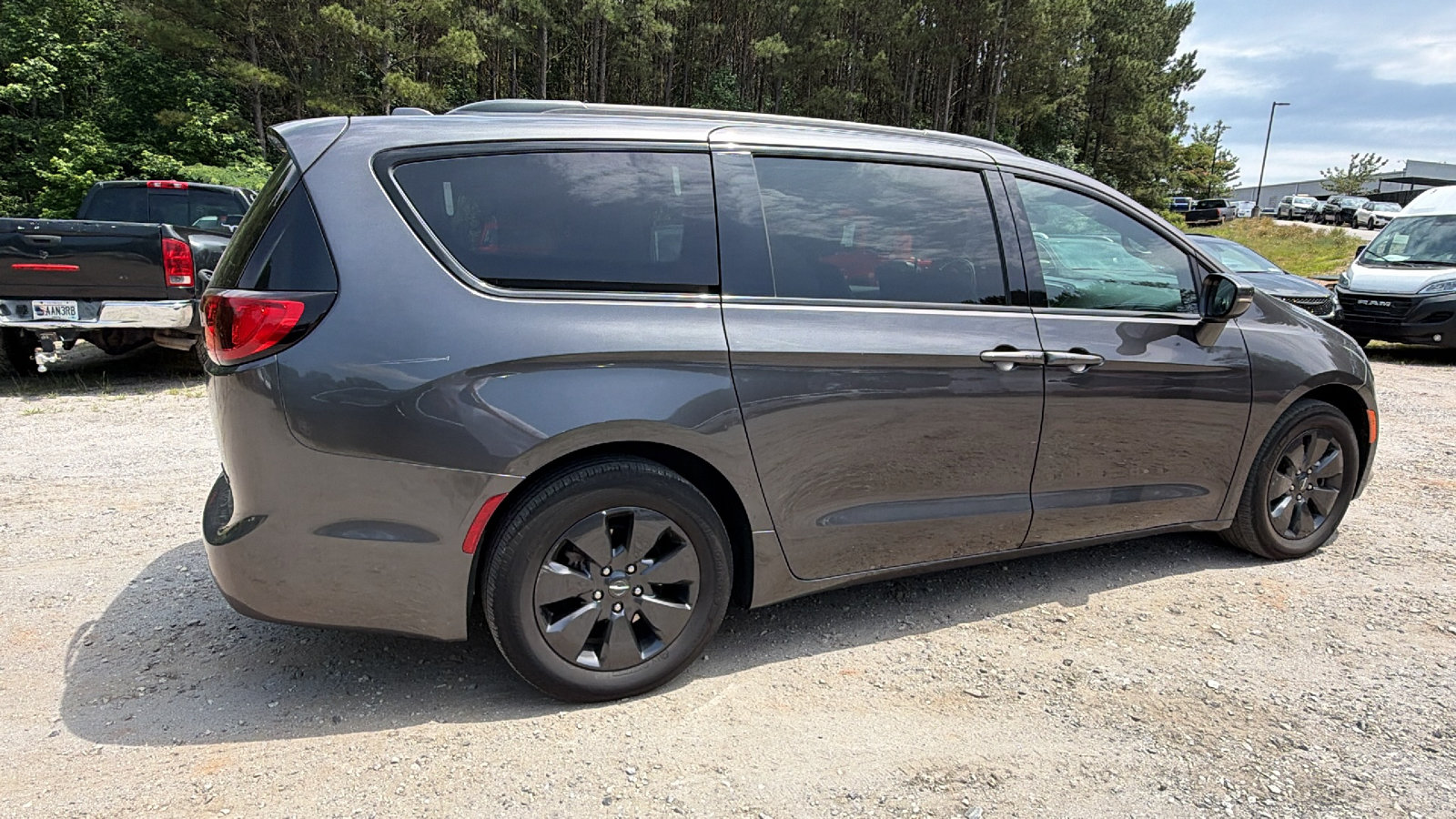 Used 2019 Chrysler Pacifica Limited w/ S Appearance Package FWD image 8