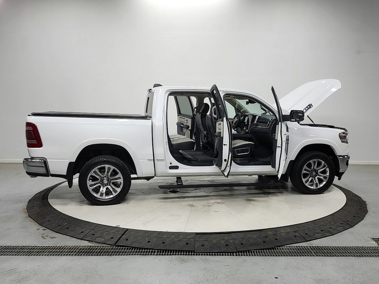 Used 2024 RAM 1500 Limited AWD/4WD image 16