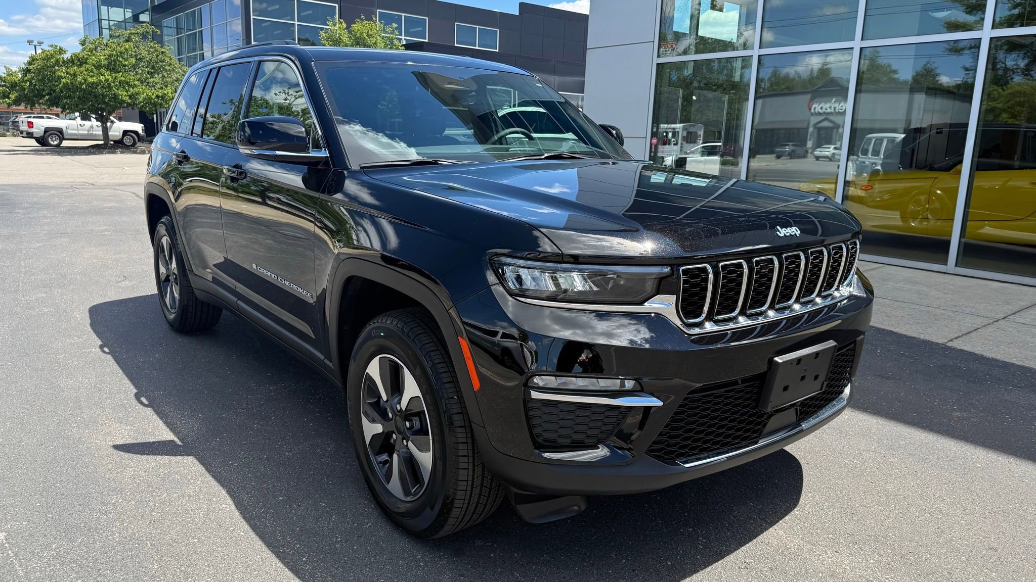 Used 2025 Jeep Grand Cherokee Limited 4xe AWD/4WD image 9