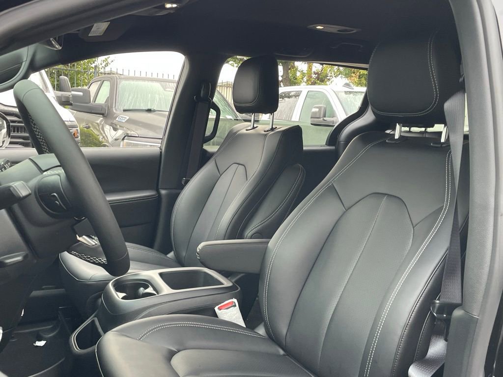 New 2026 Chrysler Pacifica Select FWD image 15