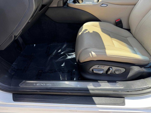 Used 2023 Lexus LS 500 w/ Accessory Package (Z2) image 20