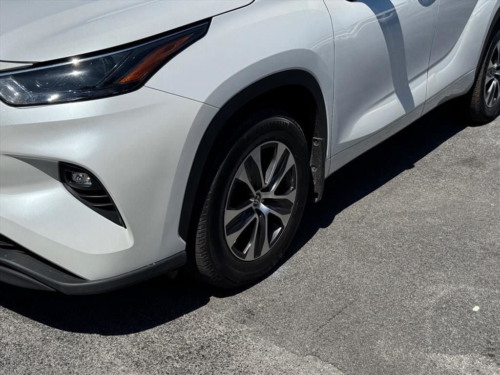 Used 2023 Toyota Highlander XLE FWD image 2
