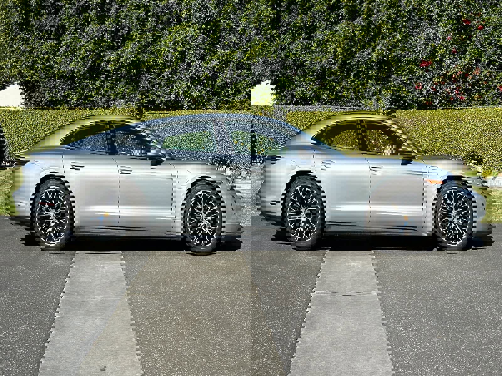 Used 2022 Porsche Taycan image 9