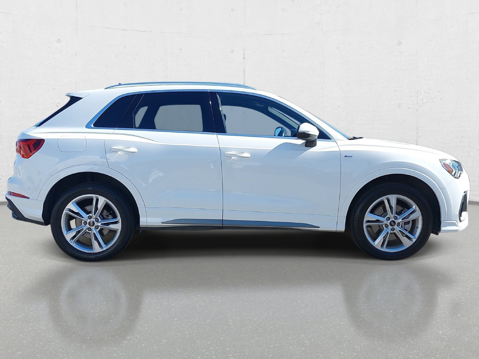 Used 2024 Audi Q3 2.0T Premium w/ Convenience Package AWD/4WD image 4
