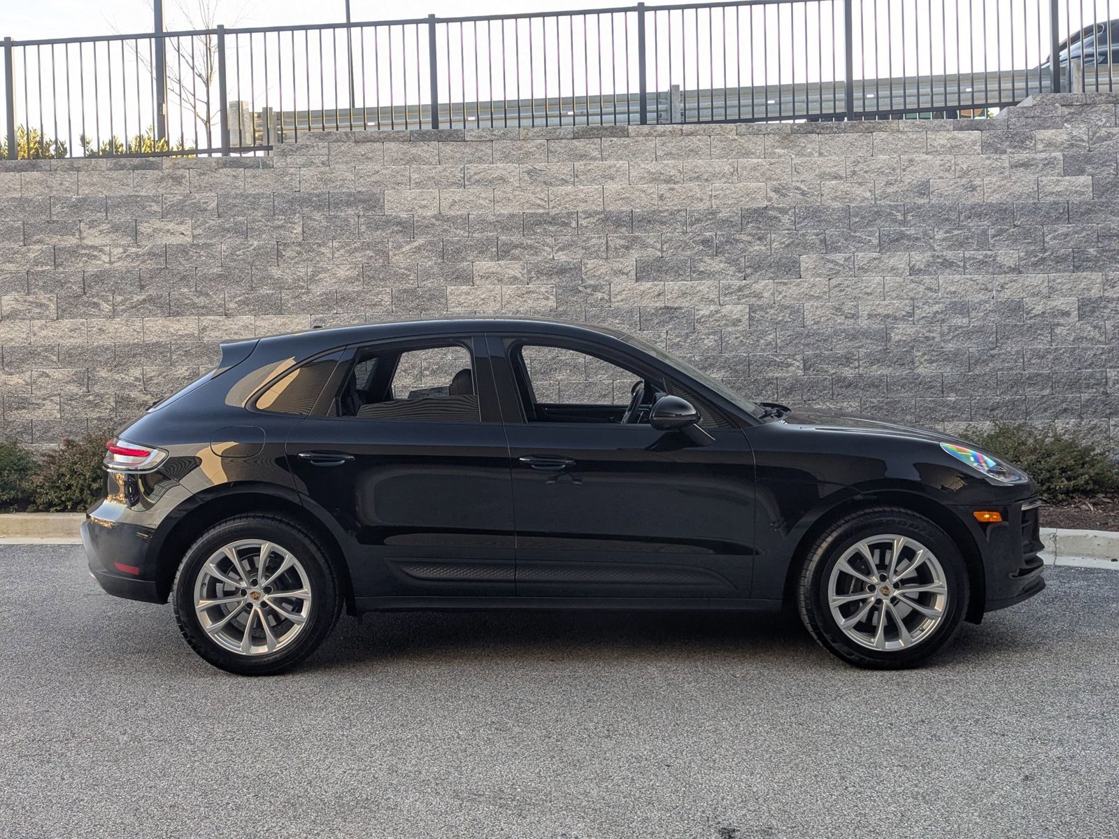 Used 2025 Porsche Macan image 8