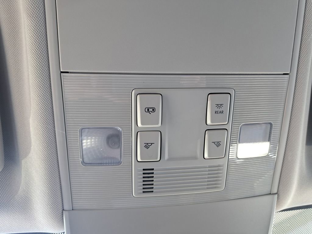 Used 2025 Volkswagen Taos SE image 16