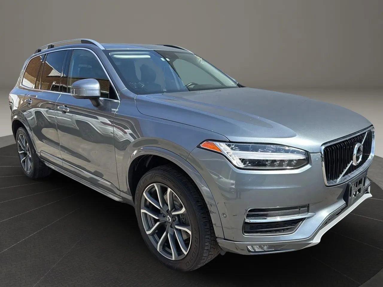 Used 2018 Volvo XC90 T5 Momentum w/ Convenience Package AWD/4WD image 3