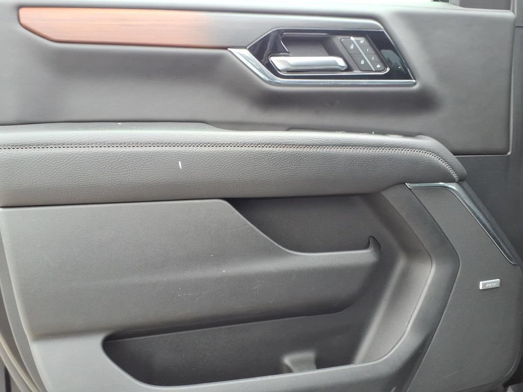 Used 2025 GMC Yukon Denali RWD image 24