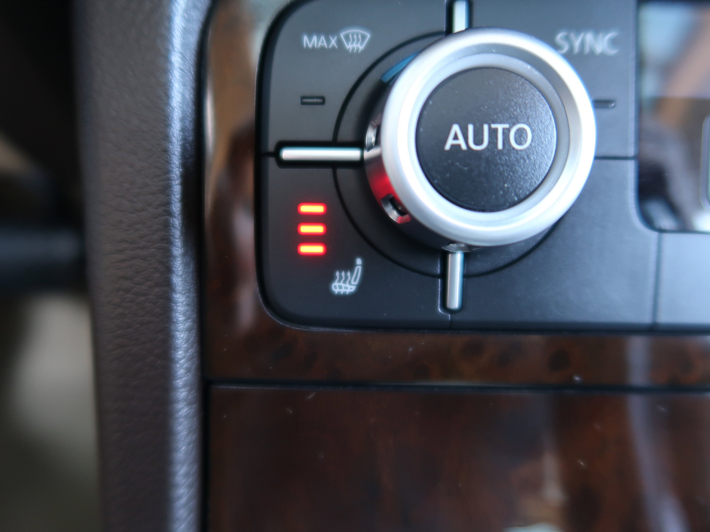 Used 2014 Volkswagen Touareg Executive image 20