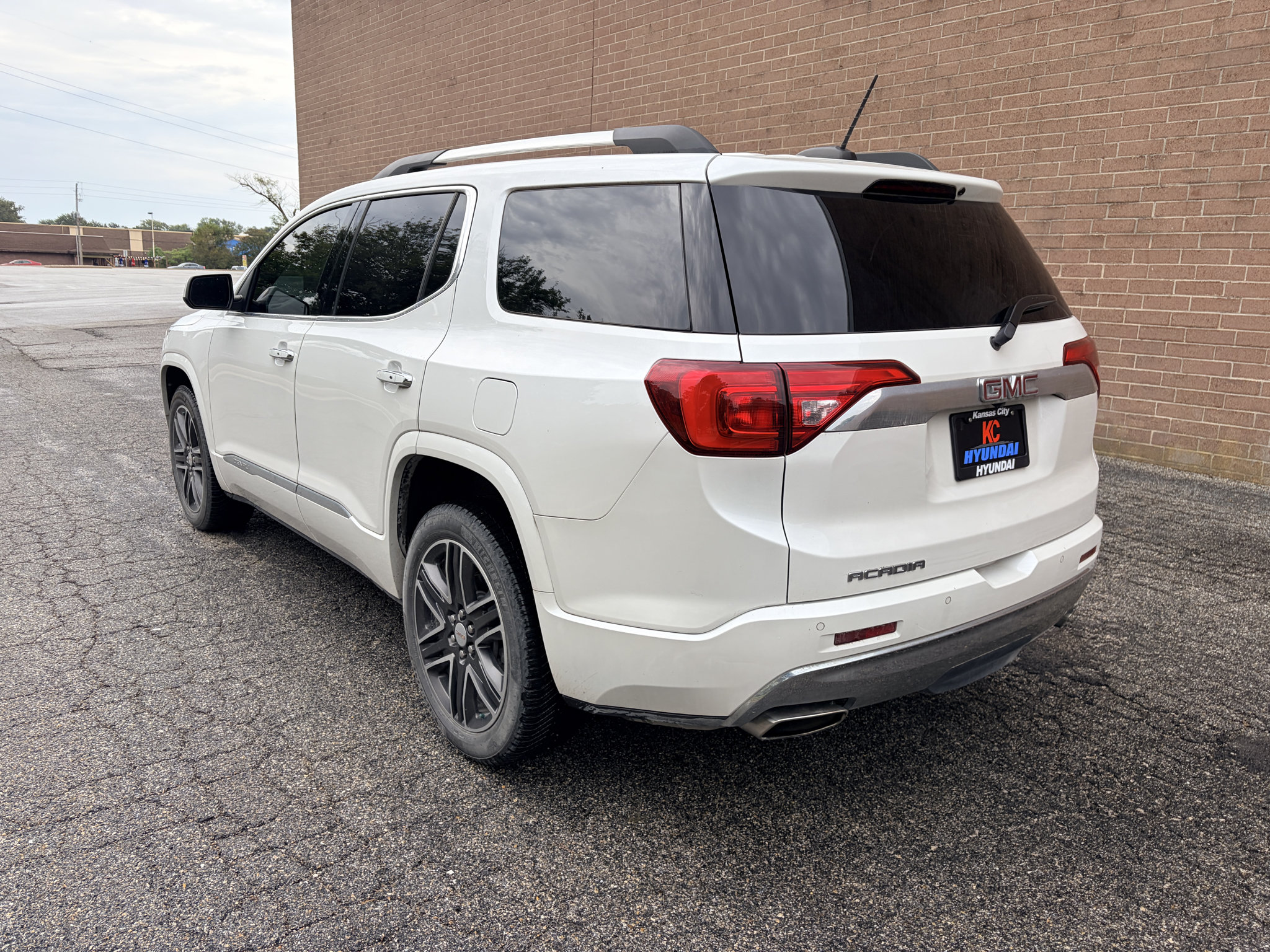 Used 2017 GMC Acadia Denali FWD image 3