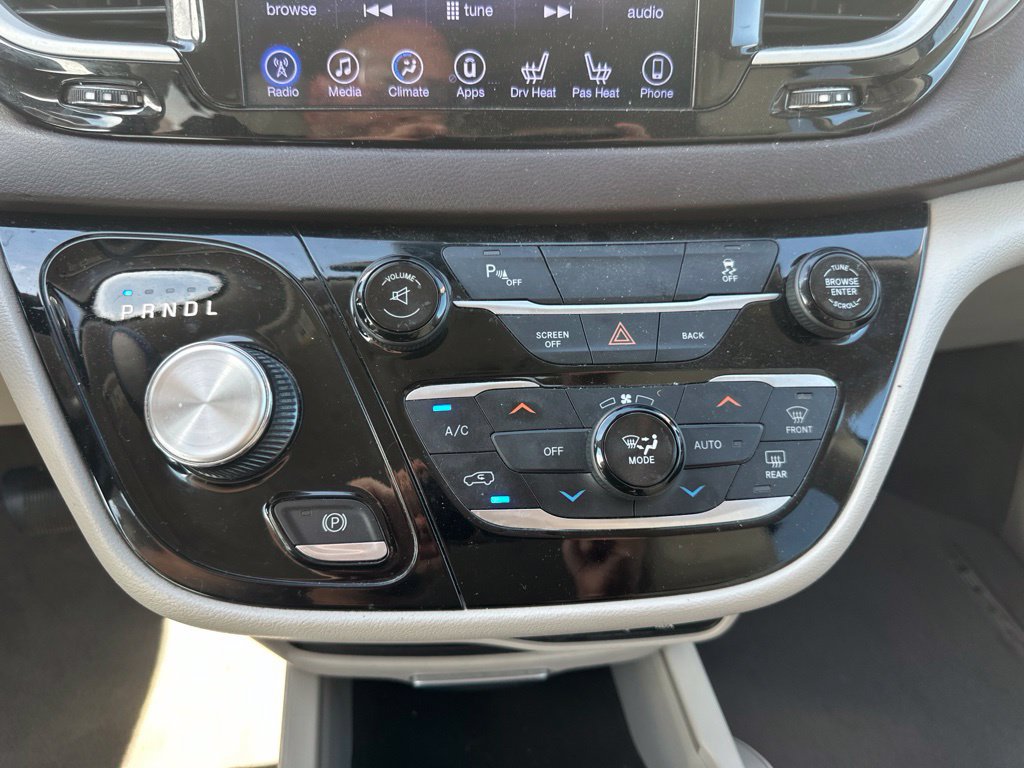Used 2017 Chrysler Pacifica Touring-L FWD image 46