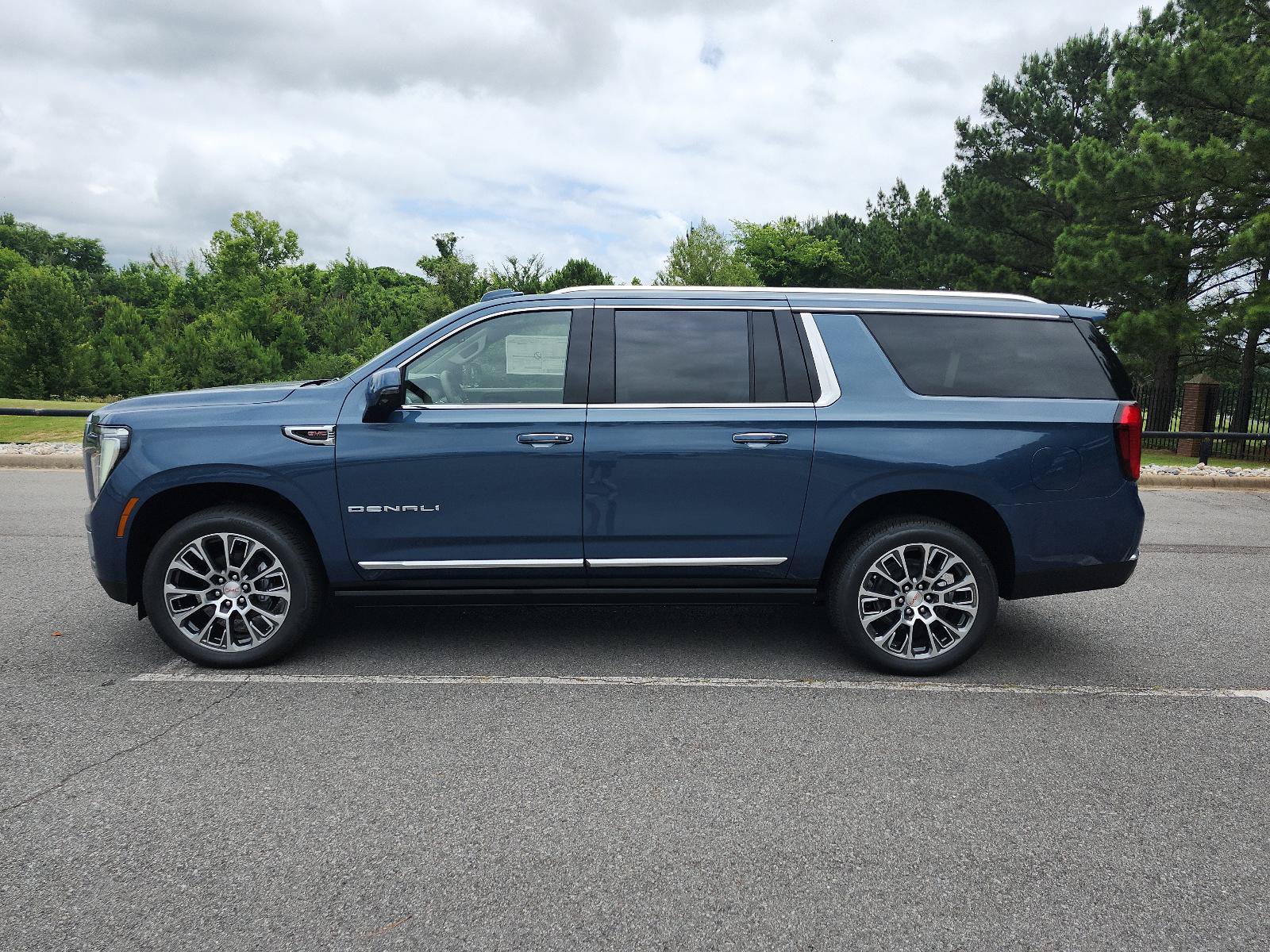New 2026 GMC Yukon XL Denali w/ Sun & Power Step Package AWD/4WD image 2