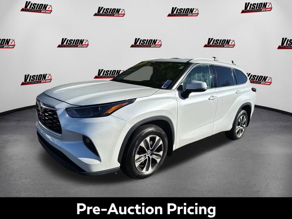 Used 2022 Toyota Highlander XLE image 1