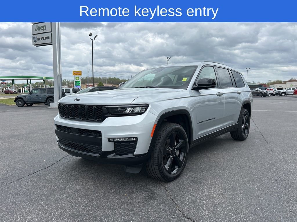 Used 2025 Jeep Grand Cherokee L Limited w/ Black Appearance Package AWD/4WD image 8