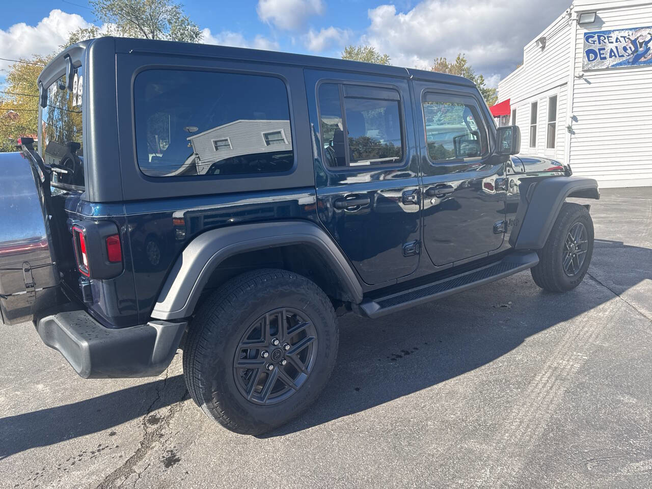 Used 2025 Jeep Wrangler Unlimited Sport image 3