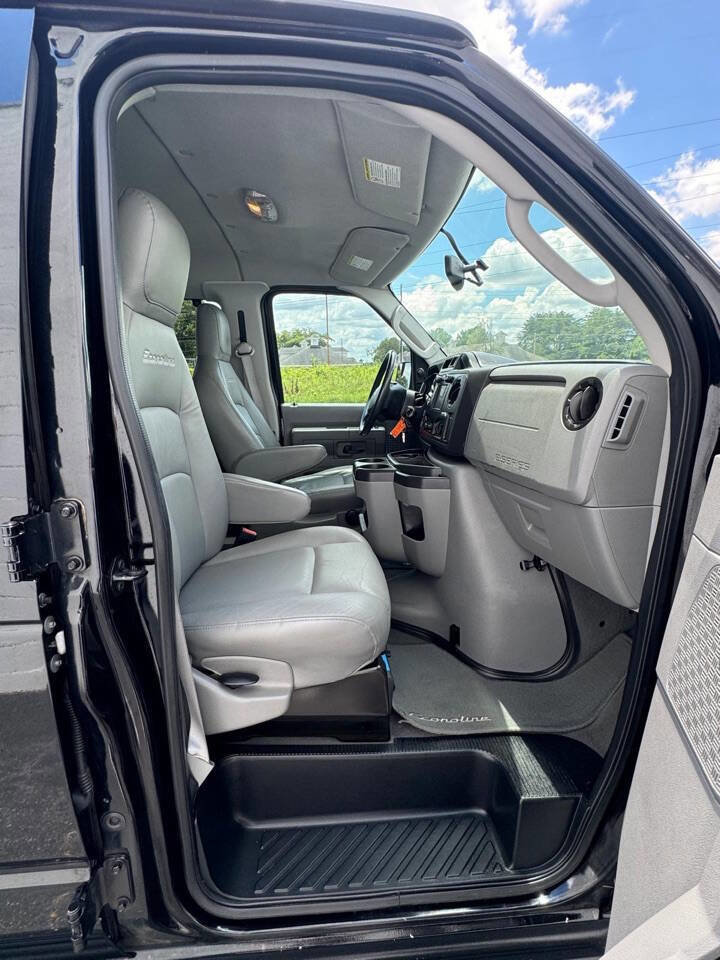 Used 2011 Ford E-150 and Econoline 150 Wagon w/ XLT Premium Pkg image 2
