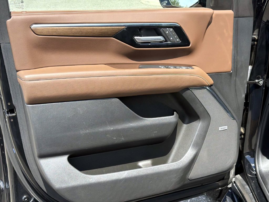 Used 2025 Chevrolet Tahoe High Country AWD/4WD image 17