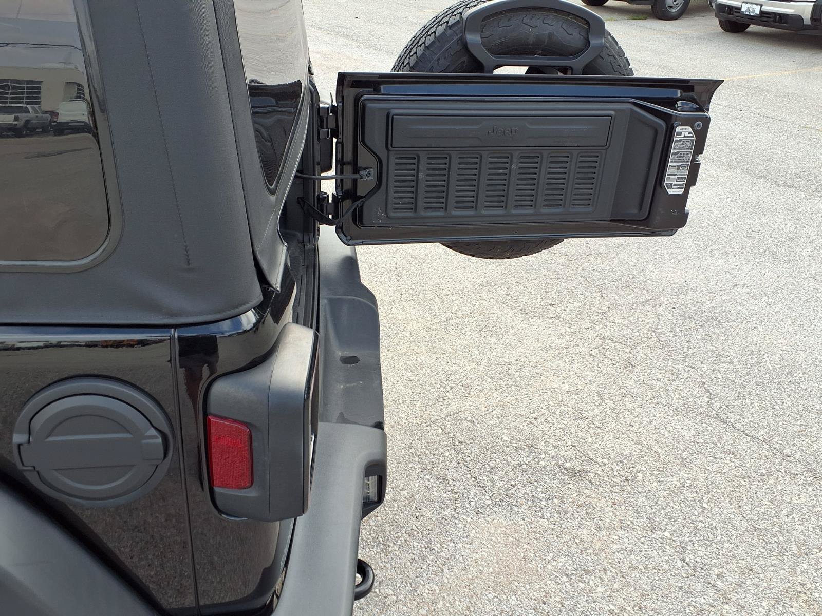 Used 2018 Jeep Wrangler Unlimited Sport AWD/4WD image 28