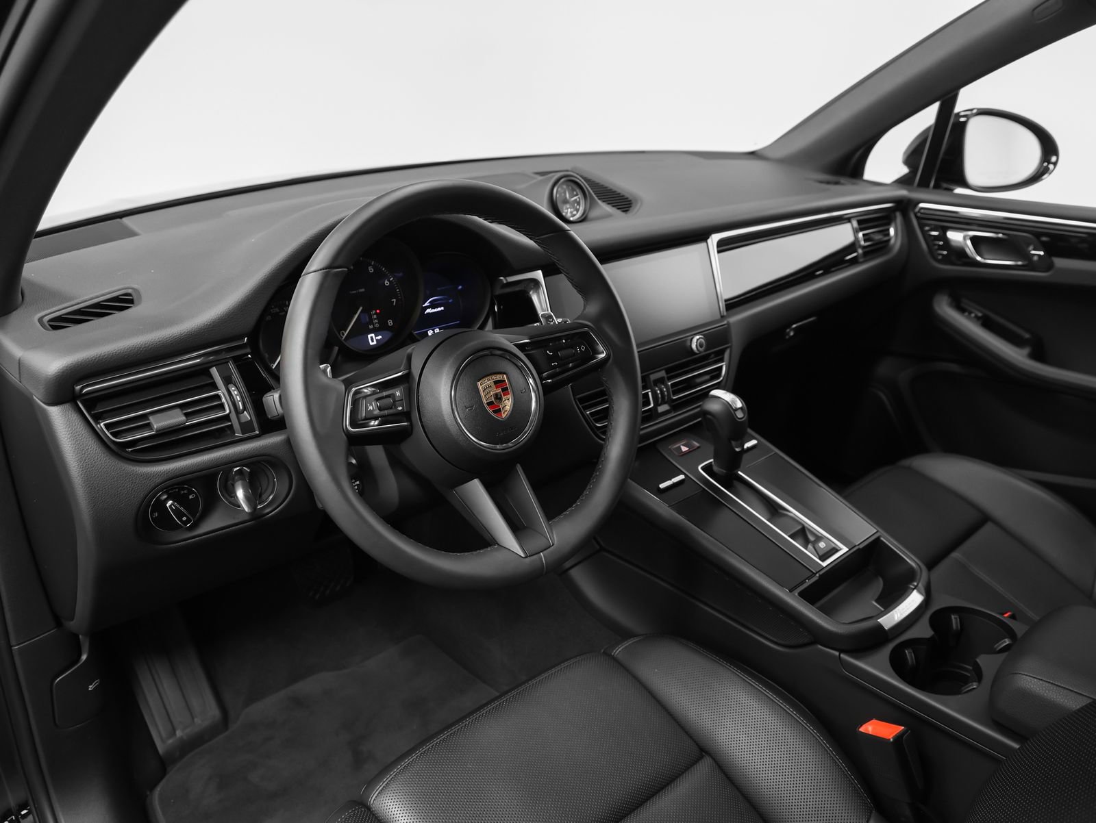 Certified 2025 Porsche Macan AWD/4WD image 4