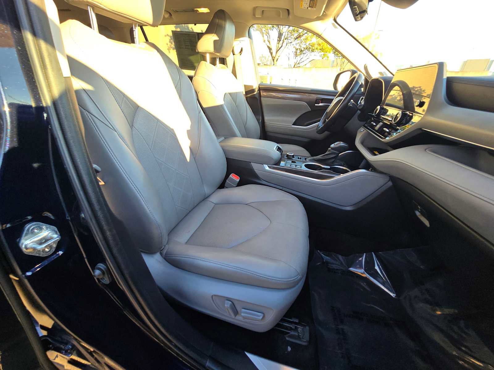 Used 2023 Toyota Highlander Platinum image 11