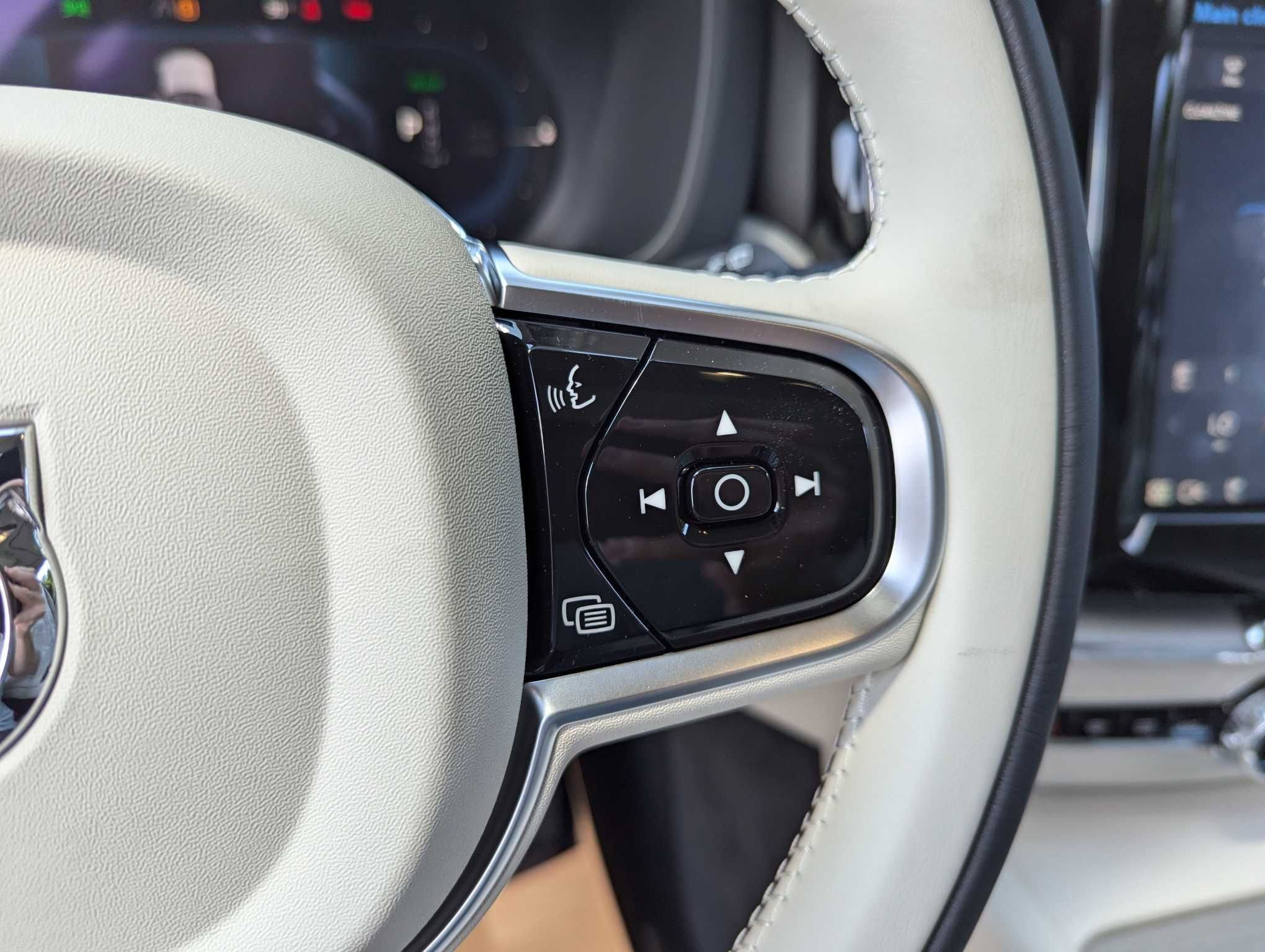 New 2025 Volvo XC60 T8 Plus w/ Protection Package Premier image 12