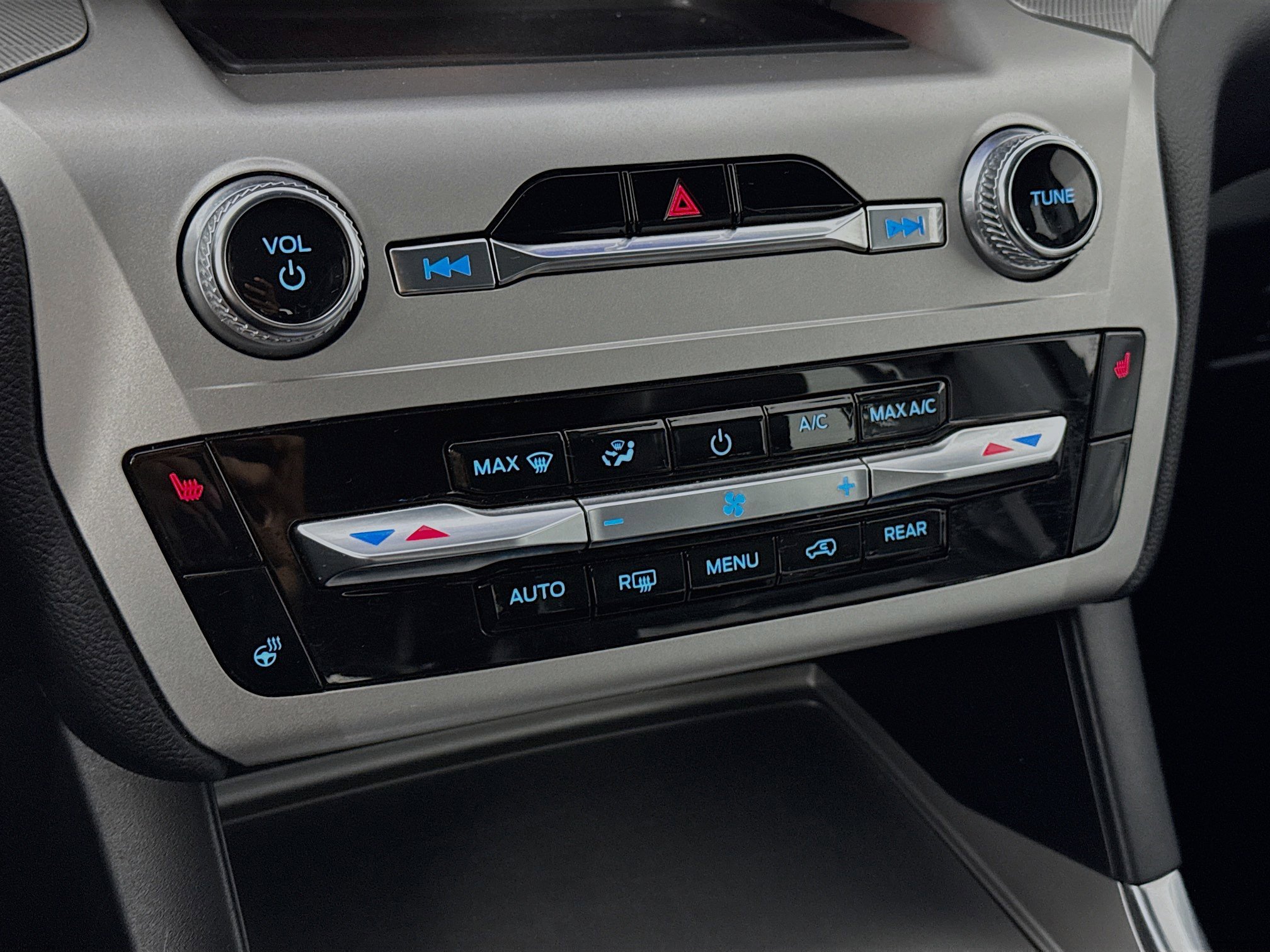 Used 2022 Ford Explorer XLT w/ Equipment Group 202A image 15