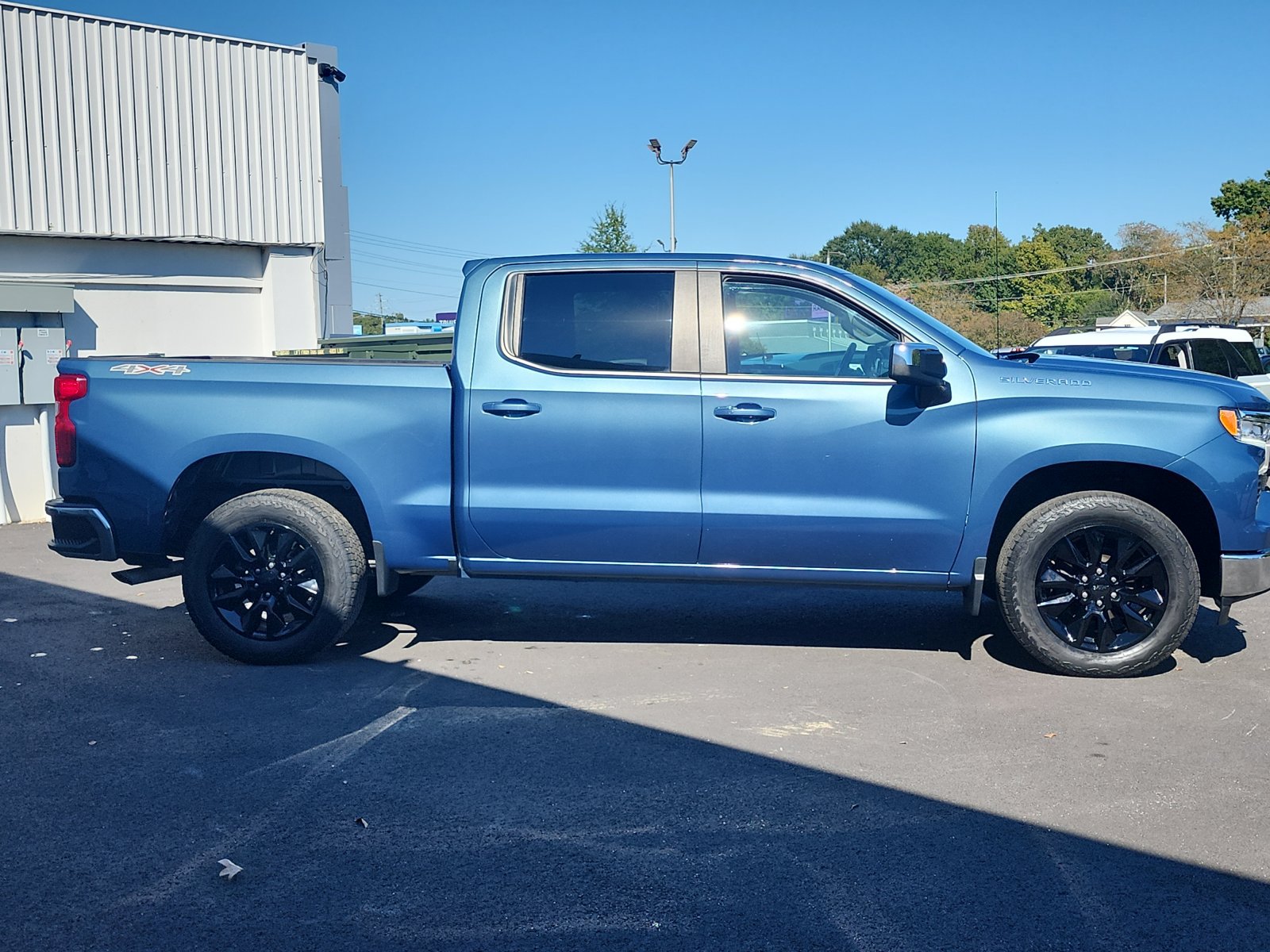 Used 2024 Chevrolet Silverado 1500 LT AWD/4WD image 5