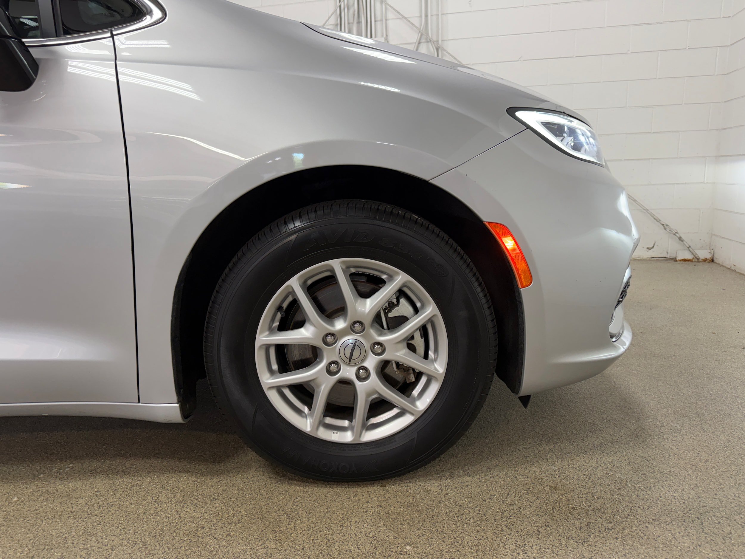 Used 2024 Chrysler Pacifica Touring-L FWD image 32