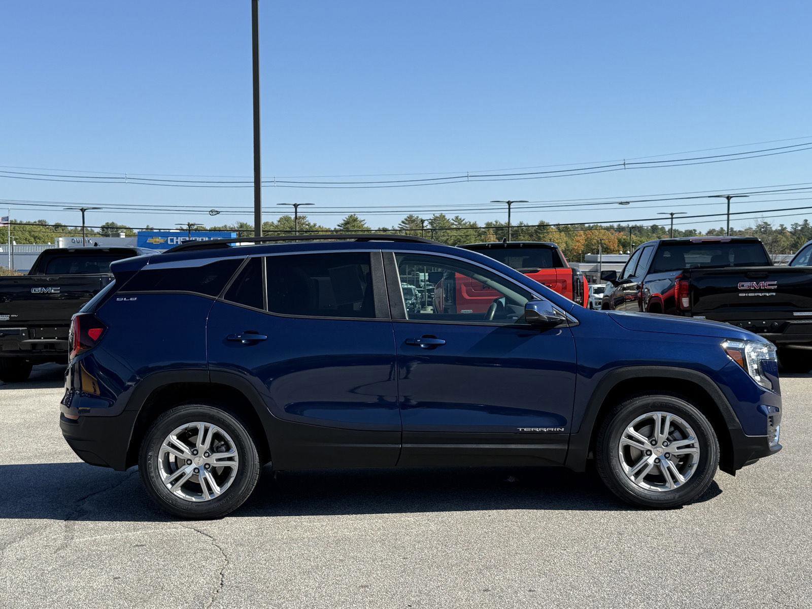 Used 2023 GMC Terrain SLE w/ Driver Convenience Package image 4