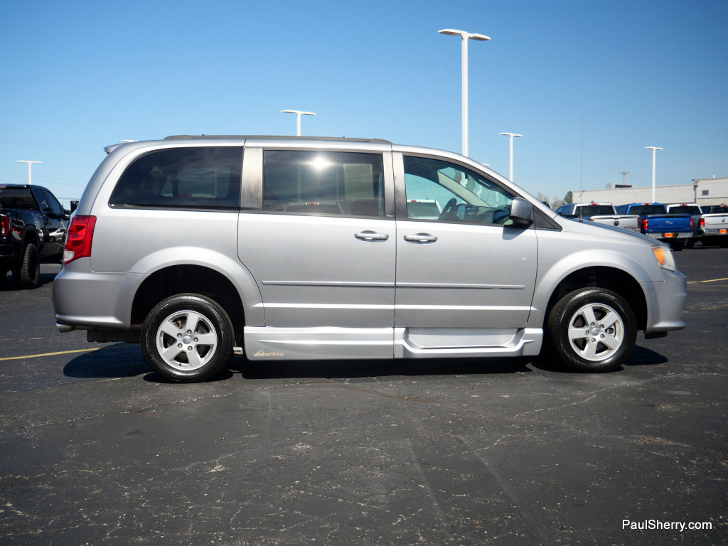 Used 2013 Dodge Grand Caravan SXT w/ Rear Park Assist Pkg FWD image 22