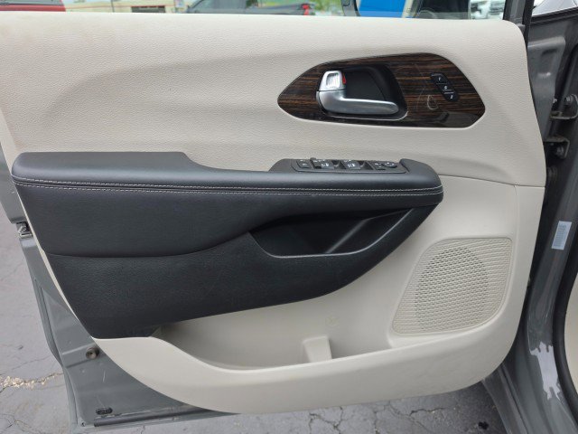 Used 2023 Chrysler Pacifica Limited FWD image 34