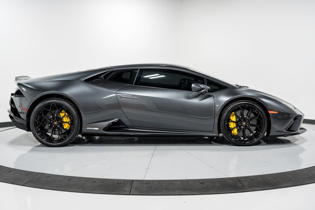 Used 2023 Lamborghini Huracan EVO image 2